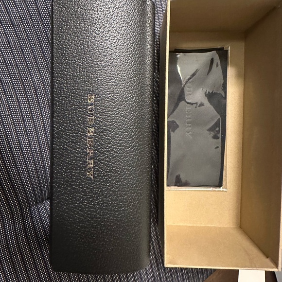 Burberry sunglasses in black - Picture 5 of 5